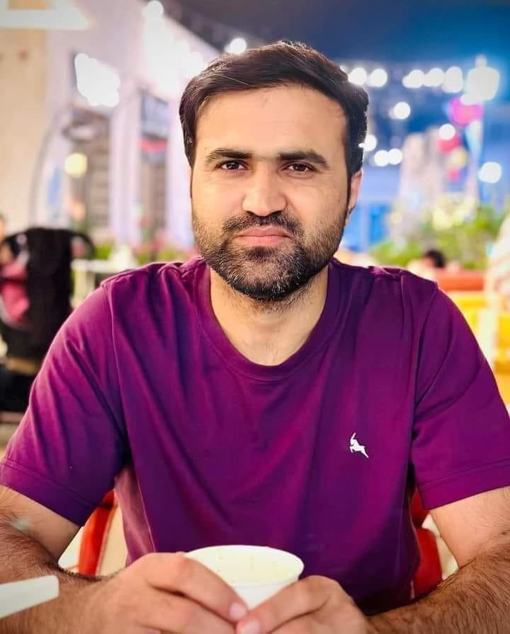 UmerAtiqCh's tweet photo. گزشتہ 7 ماہ میں 13 لاکھ پڑھا لکھا بندہ ملک سے باہر جا چکا ہے ،  ایسا رہا ہے جیسے پلاننگ کے تحت یہ ملک چار کتابیں پڑھے لوگوں کے لیے جہنم بنایا جا رہا ہے کہ یہاں صرف غنڈے بدمعاش و عیاش ہی رہیں باقی سب جائیں۔۔
#JusticeForTanveerNandla https://t.co/drxatoFEHc