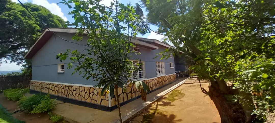 HOUSE WITH BIG PLOT LISTED FOR SALE AT KICUKIRO,KAGARAMA (KIGALI/RWANDA)

Price: 100M($85,140)
Plot size:888 sqm
Descriptions:
* 5 bedrooms
* 3 bathrooms
*sitting and dining room
*modern kitchen
*stock
*outside quarter
*nice parking…
Contacts:+25078064175
rwandarealtor.com