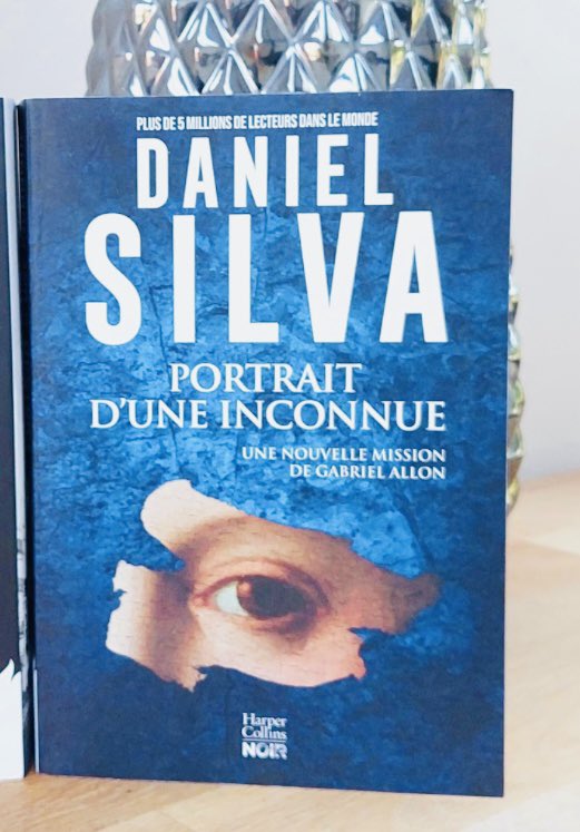 📚 Le dernier Daniel Silva…  Le maître espion israélien désormais à la retraite plonge dans le monde de l’art et ses mystifications… 

À la fois passionnant et inquiétant !