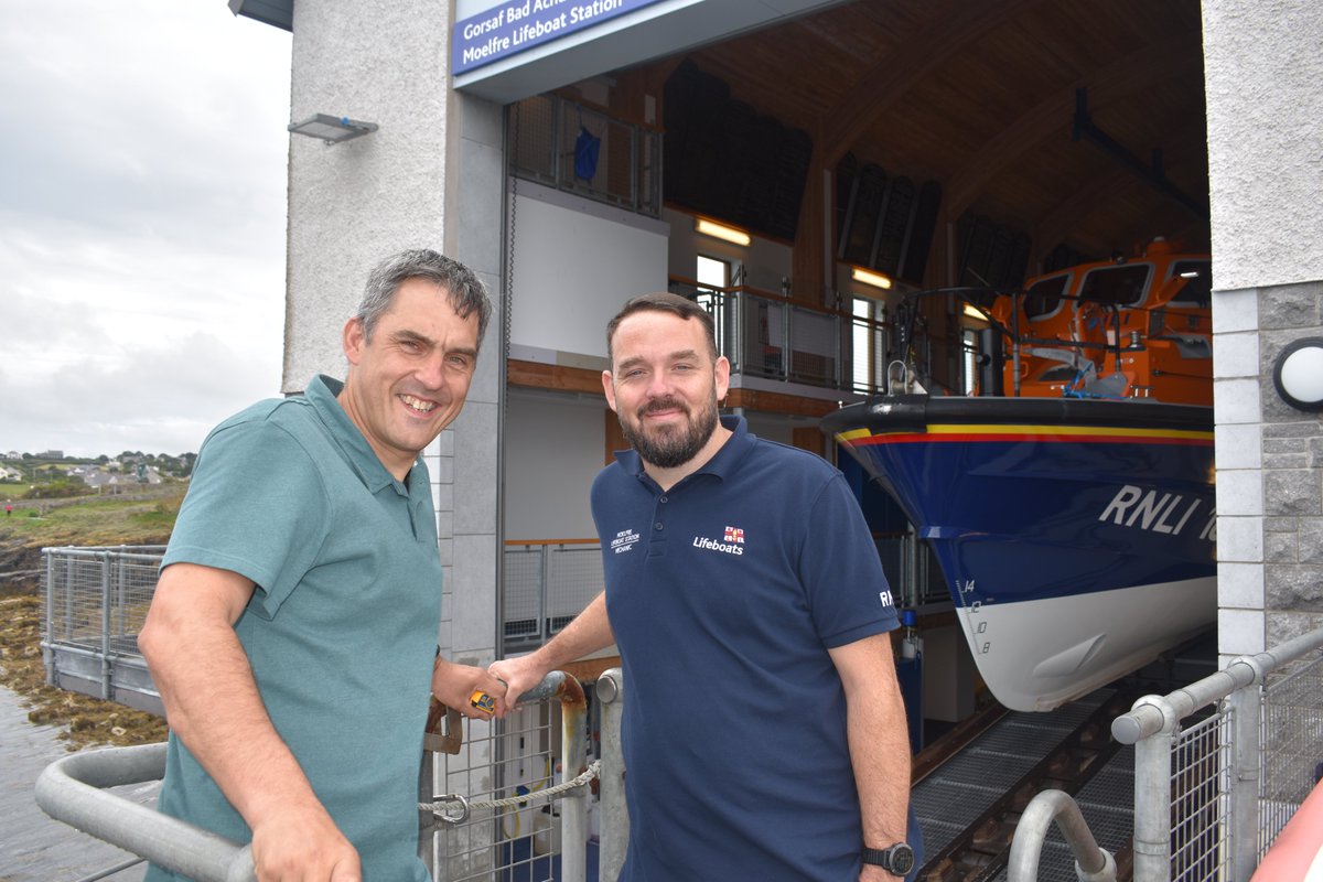 'Thank you for saving my life....' A kayaker from Llandegla met one of his @RNLI rescuers at @MoelfreLifeboat today whilst helping to launch a paddleboard safety campaign with @BritishCanoeing rnli.org/news-and-media…