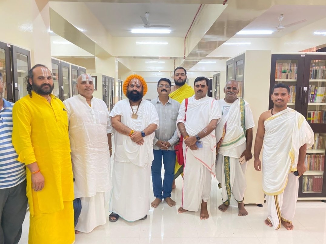 Amitavasthi15's tweet image. आज 
पुणे में श्री राम जन्म भूमि तीर्थ क्षेत्र को कोषध्यक्ष पूज्य श्री गोविंद गिरी जी द्वारा स्थापित वेदव्यास प्रतिष्ठान गुरुकुल में वेद पड़ने वाले बालको के साथ  भारतीय संस्कृति और संस्कारों पर वार्तालाप अद्भुत व्यस्था अनुकरणीय है वास्तव में संतों के द्वारा ही हमारी संस्कृति