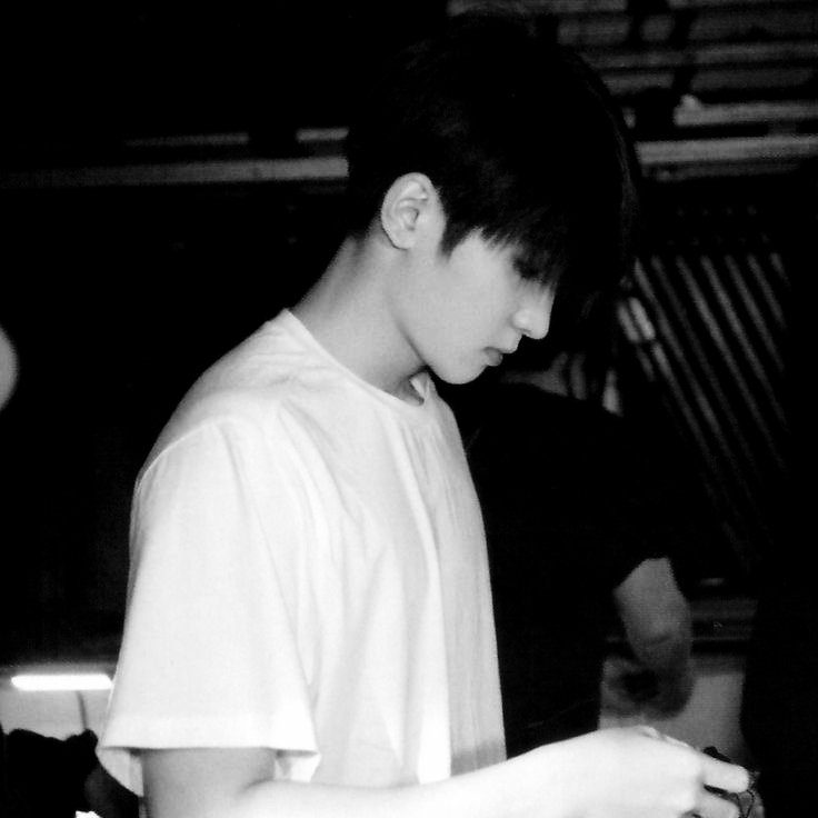 voboaus's tweet photo. ( lf! study buddy )
    here's the catch, you only have five days to finish your thesis, hindi active lahat ng kasama mo, saan kaya pwedeng maghanap? (spoiler alert: omegle, at isusumpa mo nga pala 'yun in a few days.)
             or, a wonwoo au. https://t.co/bxIMaEcNal