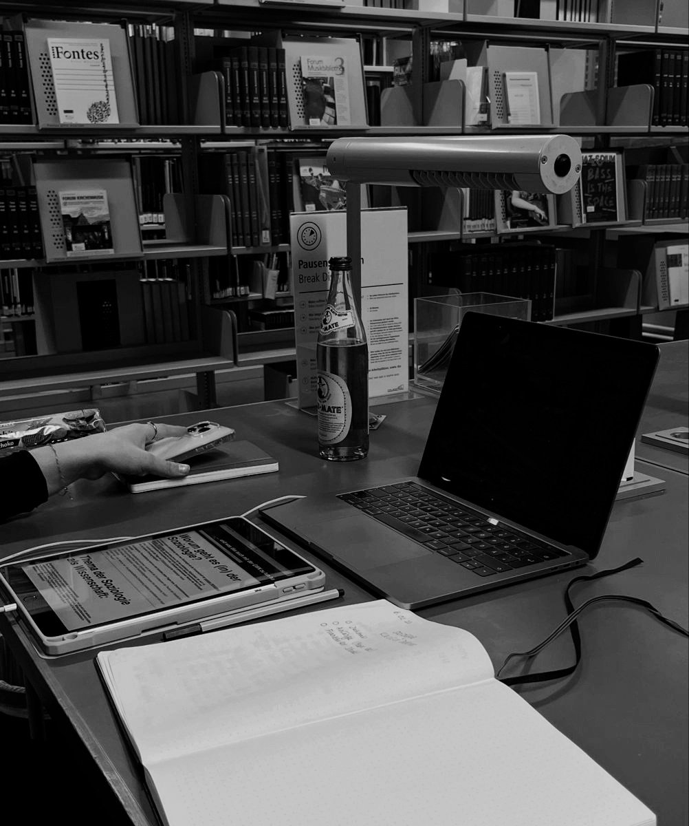 voboaus's tweet photo. ( lf! study buddy )
    here's the catch, you only have five days to finish your thesis, hindi active lahat ng kasama mo, saan kaya pwedeng maghanap? (spoiler alert: omegle, at isusumpa mo nga pala 'yun in a few days.)
             or, a wonwoo au. https://t.co/bxIMaEcNal