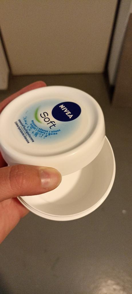 MarlenaMaria6's tweet photo. Du bist eine Lehrerin, wenn du beim Aufräumen im Keller eine leere Nivea-Dose vom letzten Umzug findest. DiE KöNnTe MaN jA nOcHmAl GeBrAuCheN. #grundschulmausi #twlz https://t.co/YCxszwfU9u