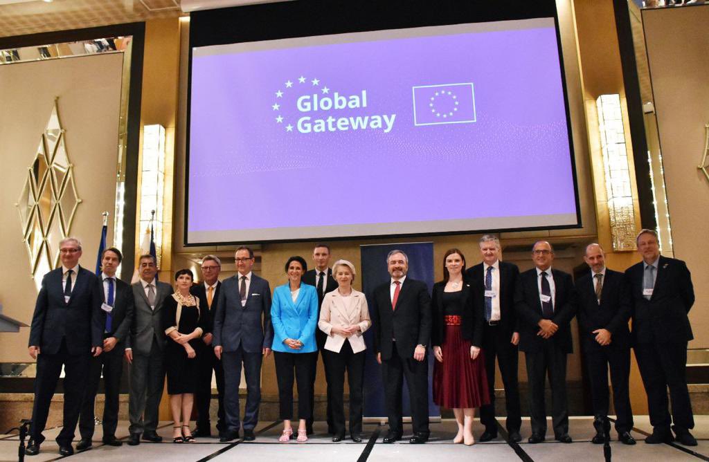 CZacharopoulou's tweet photo. #Manille 🇵🇭 | 
Les #Philippines sont un partenaire clé de la stratégie #Indopacifique de l'Union Européenne.

Ravie de retrouver la présidente @vonderleyen pour une rencontre avec les acteurs économiques européens ! #TeamEurope #GlobalGateway @eu2023spain @bongbongmarcos https://t.co/0IP1ijRMJH