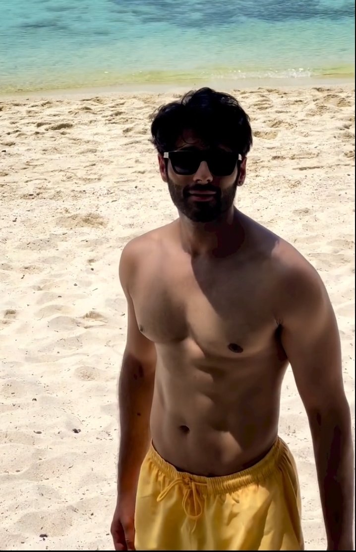 Shirtless Tusshar/ Tushar Khanna. Sexy stuff.
#TussharKhanna
#TusharKhanna