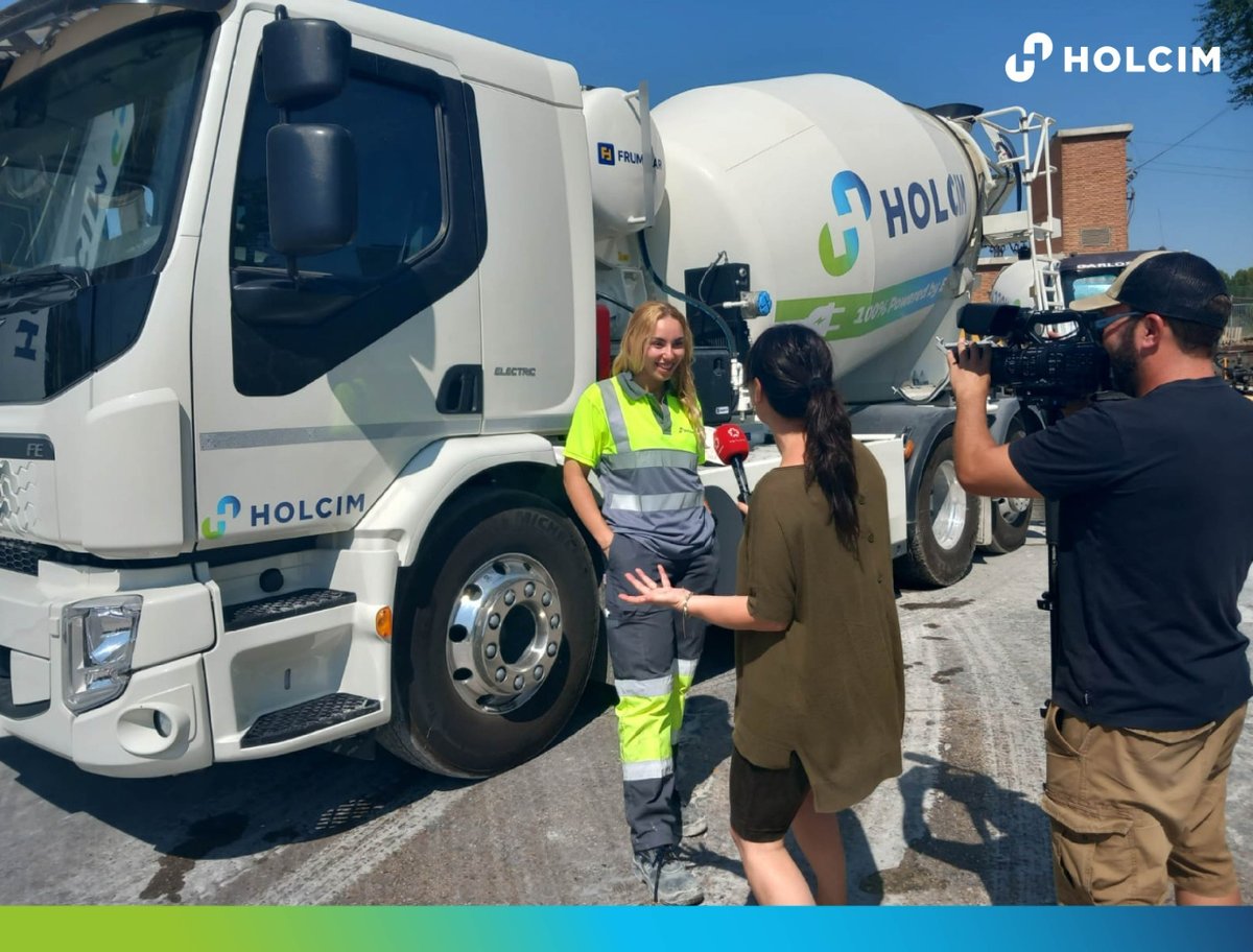 Holcim_es's tweet image. 🗣️Hemos podido darle voz a nuestra apuesta por la sostenibilidad y la diversidad gracias a @telemadrid.

¡Nuestras compañeras Verónica y Raquel, lo han explicado a las cámaras! #ConstruyendoProgreso 👷‍♀️🌍

📺Puedes ver el reportaje completo entrando aquí: telemadrid.es/programas/tele…