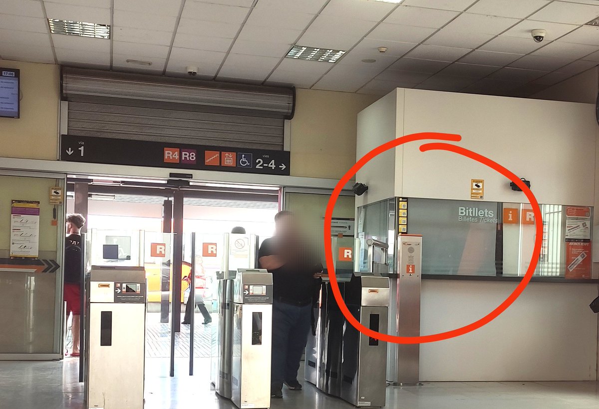 hyya_eva's tweet photo. @rodalies @rod4cat Segur? A les 17h de la tarda s'amaguen darrera de la cortina baixada llavors? No hi havia ningú! https://t.co/4FkghA4VKw