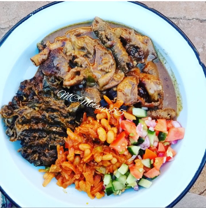 MCMotsepe85's tweet photo. On this nice #mogodumonday we having Mogodu wa Nku served with Morogo, Chakalaka &amp; Salsa 🌶️
As we tune into today's episode of
#SkeemSaam
#banting #bantinglifestyle #bantingsouthafrica #bantingfriendly 
#CLIFFOODART https://t.co/jns3atVYPB