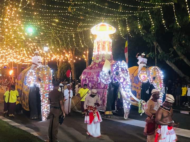 SriDalada2's tweet photo. The second Randoli Perahera of the 798th annual Esala Maha Perahera Festival of the historic Ratnapura Sabaragamuwa Maha Saman Dewalaya Temple was toured like this. - 2023.07.29
#SMSD #EsalaMangallaya2023 #Ratnapura #SriDaladaWaruna #SriLanka #RMKD https://t.co/6pujrtdHCA