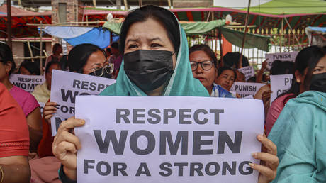 Vendra_Deje's tweet photo. Mengerikan..!! Terungkap jumlah yg 'mengejutkan' terkait wanita dan gadis yg hilang di India. Keputusan pemerintah untuk mempublikasikan data tsb muncul di tengah kemarahan nasional atas kekerasan terhadap perempuan di Manipur. https://t.co/boBILIyLxC