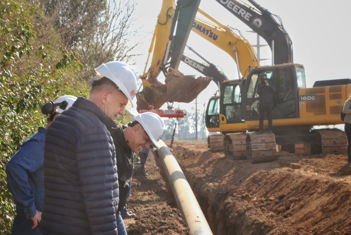 omarperotti's tweet photo. Recorrimos la obra del gasoducto Gran Rosario. 
Una inversión de gran impacto que no se ve, pero que no podía demorar más tiempo. Una obra que mejora la calidad de vida de nuestra gente, que beneficia a las familias usuarias permitiéndoles ahorrar; y a las industrias, bajar sus costos y generar más empleo.