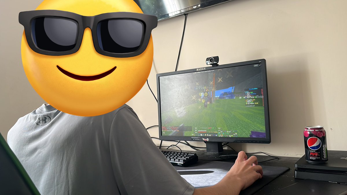 Leqay_'s tweet photo. no way @MostlyKeyZ is pvping at my house https://t.co/O7k3SSrKOy