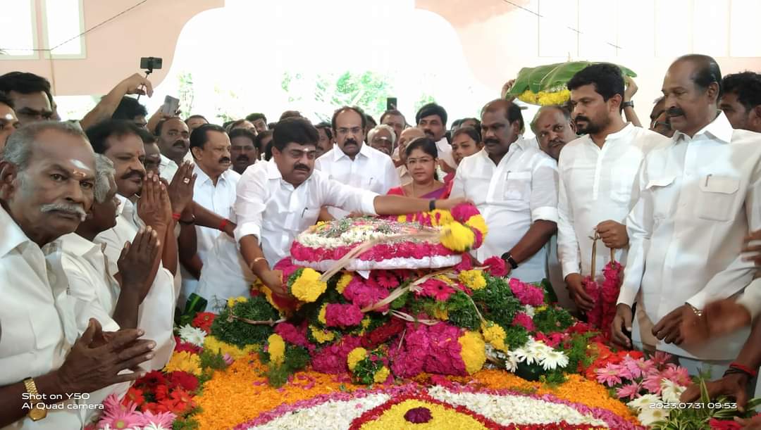 kvmuthuramaling's tweet photo. விருதுநகர் முன்னாள் மாவட்டக் கழகச் செயலாளரும், முன்னாள் வணிகவரித் துறை அமைச்சருமான அன்பு மாமா  தெய்வத்திரு.வே.தங்கப்பாண்டியன் அவர்களின் 26−ம் ஆண்டு நினைவு தினத்தை முன்னிட்டு, மல்லாங்கிணற்றில் உள்ள அவரது நினைவிடத்தில் இராமநாத��ுரம் மாவட்ட கழக நிர்வாகிகளுடன் மலர்வளையம் வைத்து மரியாதை செய்தபோது!