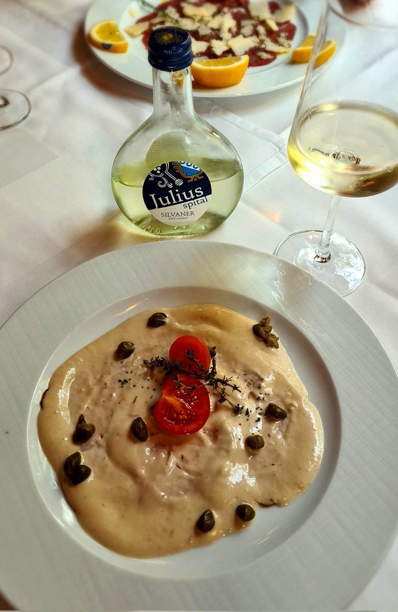 Opernjunkie's tweet photo. "Blühenden Lebens labendes Blut
träufelt' ich in den Trank."

Heute mal Vitello tonnato zum fränkischen #WagnerWein 🍇 #InterOpernWein https://t.co/Mmf12k2jhz