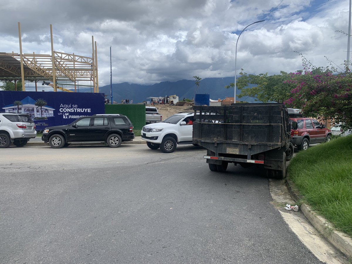 airmigomez's tweet photo. Bienvenido el nuevo @Farmatodo a La Urb @LomasDelSolCcs y al municipio @ElHatillo @eliasayegh pero este desastre y anarquía de los vehiculos de los obreros y de la obra obstaculizando la entrada y salida de los vecinos residentes de lomas del sol @LODESOL2 no es soportable!! https://t.co/1URAHlqtEP