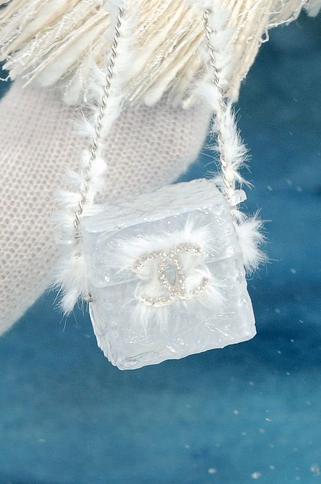 TheBlackGlinda's tweet photo. this ice cube handbag from F/W ‘10 Chanel https://t.co/0d9Vgj87YU