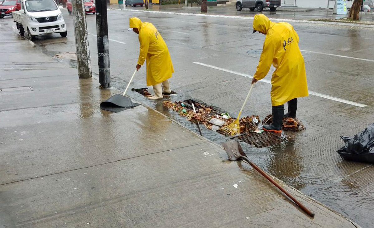 JM_UNANUE's tweet photo. Como todos los días y a todas horas, nuestras cuadrillas de limpia pública realizan sus labores para dejar impecables los espacios de nuestra ciudad. https://t.co/yEpgugQZcN