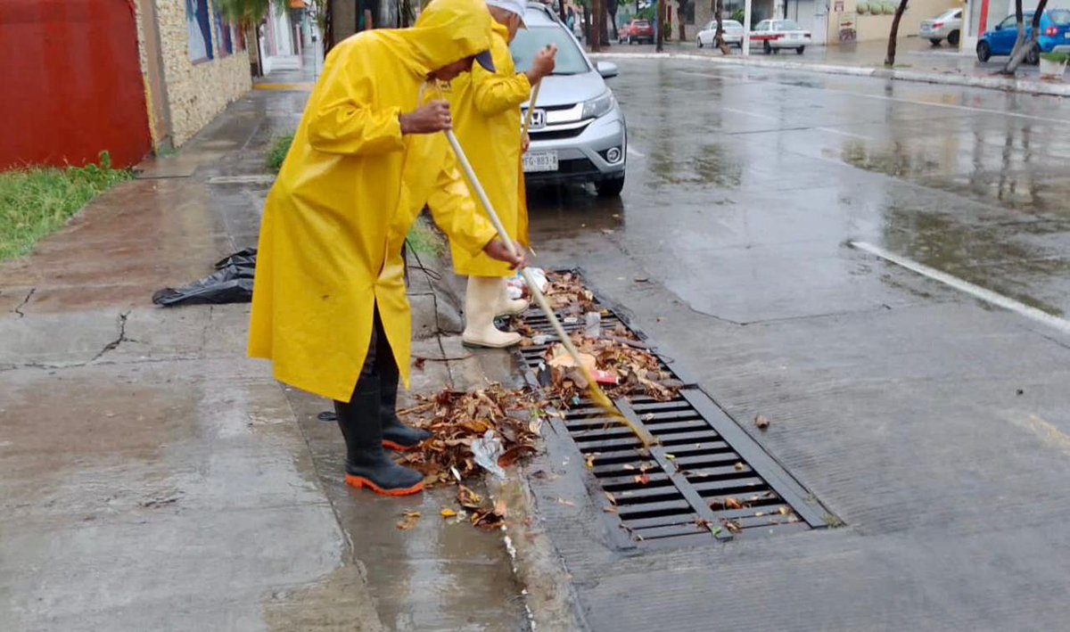 JM_UNANUE's tweet photo. Como todos los días y a todas horas, nuestras cuadrillas de limpia pública realizan sus labores para dejar impecables los espacios de nuestra ciudad. https://t.co/yEpgugQZcN