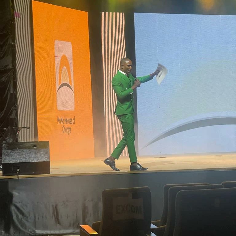 Devine4change's tweet photo. WHEN THE HOST HIT THE STAGE. @momoherosofchange GRAND FINALE.
@MTNlonestar .
Your Homeboy lightup the stage with Green!!! https://t.co/BDUIaKD5GM