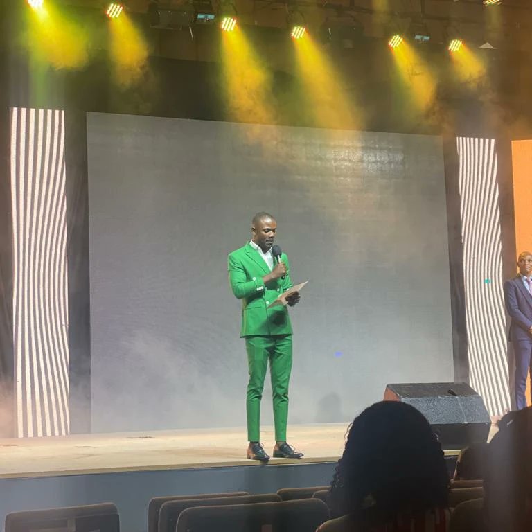 Devine4change's tweet photo. WHEN THE HOST HIT THE STAGE. @momoherosofchange GRAND FINALE.
@MTNlonestar .
Your Homeboy lightup the stage with Green!!! https://t.co/BDUIaKD5GM