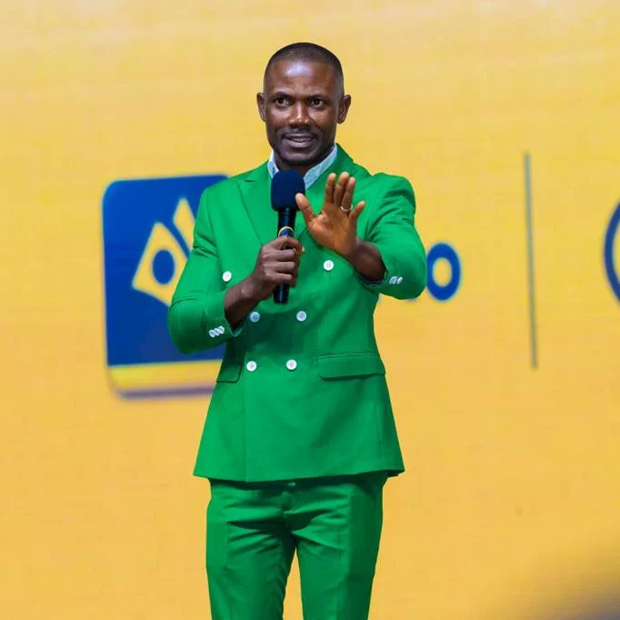 Devine4change's tweet photo. WHEN THE HOST HIT THE STAGE. @momoherosofchange GRAND FINALE.
@MTNlonestar .
Your Homeboy lightup the stage with Green!!! https://t.co/BDUIaKD5GM