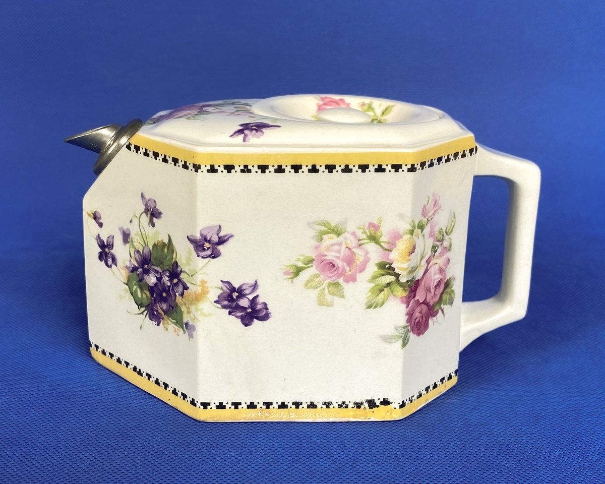 PriddeyCat's tweet image. I do have a thing about unusual teapots. Like this stunning little Art Deco GM Creyke octagonal teapot with a pewter spout and recessed lid. With dainty transfer-printed floral decorations. 1 pint capacity. Registered design 1922.
etsy.me/3QnyJZ9
#teapots #artdeco #pewter