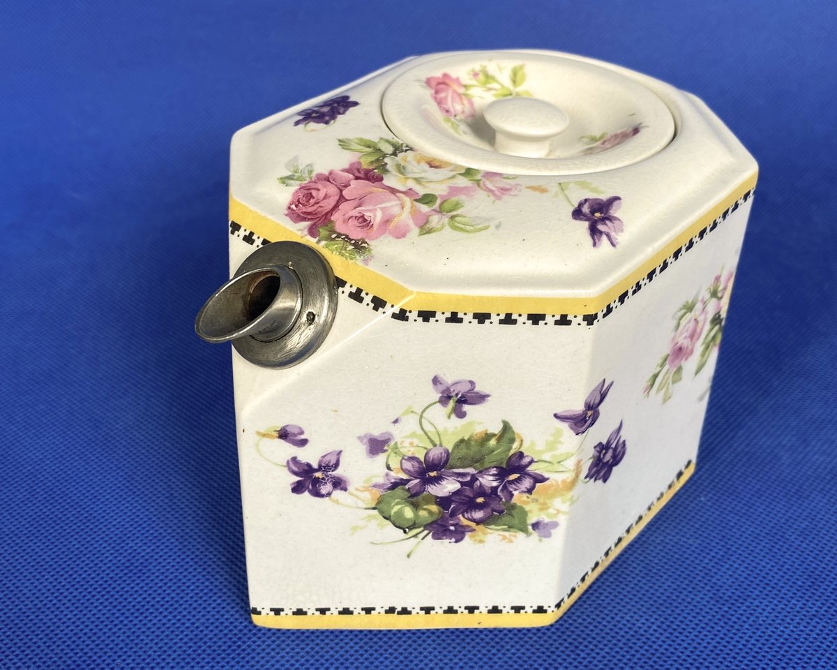 PriddeyCat's tweet image. I do have a thing about unusual teapots. Like this stunning little Art Deco GM Creyke octagonal teapot with a pewter spout and recessed lid. With dainty transfer-printed floral decorations. 1 pint capacity. Registered design 1922.
etsy.me/3QnyJZ9
#teapots #artdeco #pewter