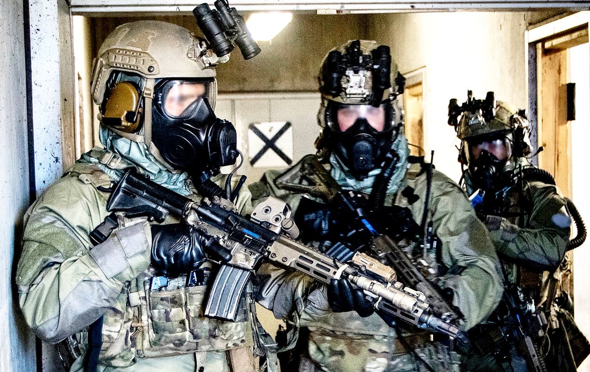 Remnantize's tweet photo. US Army Green Berets in Japan https://t.co/5vMQ0gf8BI