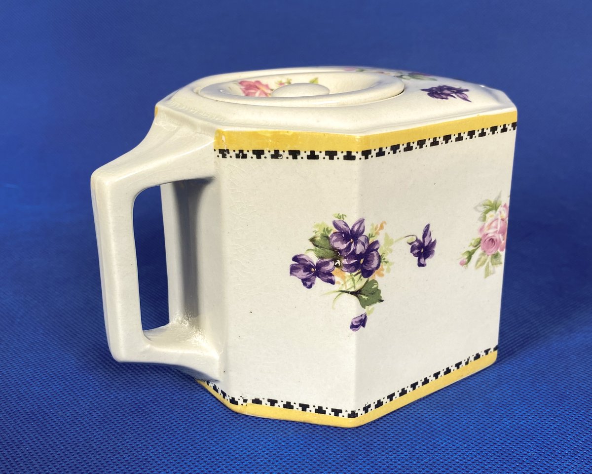 PriddeyCat's tweet image. I do have a thing about unusual teapots. Like this stunning little Art Deco GM Creyke octagonal teapot with a pewter spout and recessed lid. With dainty transfer-printed floral decorations. 1 pint capacity. Registered design 1922.
etsy.me/3QnyJZ9
#teapots #artdeco #pewter