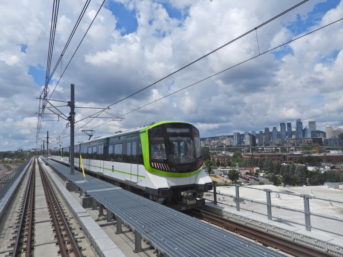 Damn this picture came out nicely! #rem #montreal #lrtmontreal #train #quebec #downtown