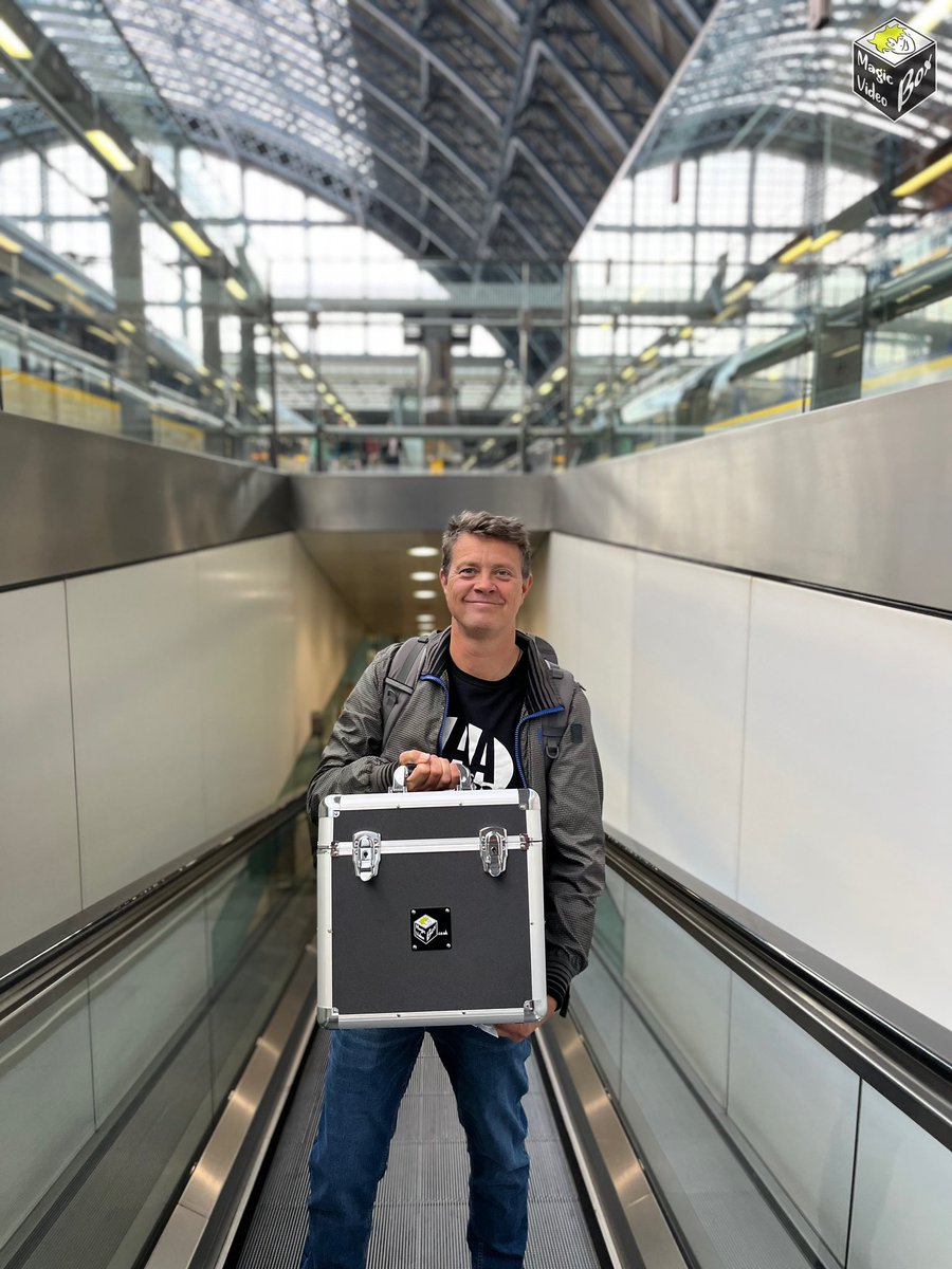 Throwing it all the way back to IBC 2022, here’s Russ with the MVB after touching down in Amsterdam!

#IBC2022 #magicvideobox #mediaexhibition #filmproducers #interviewfilming #eyecontactfilming