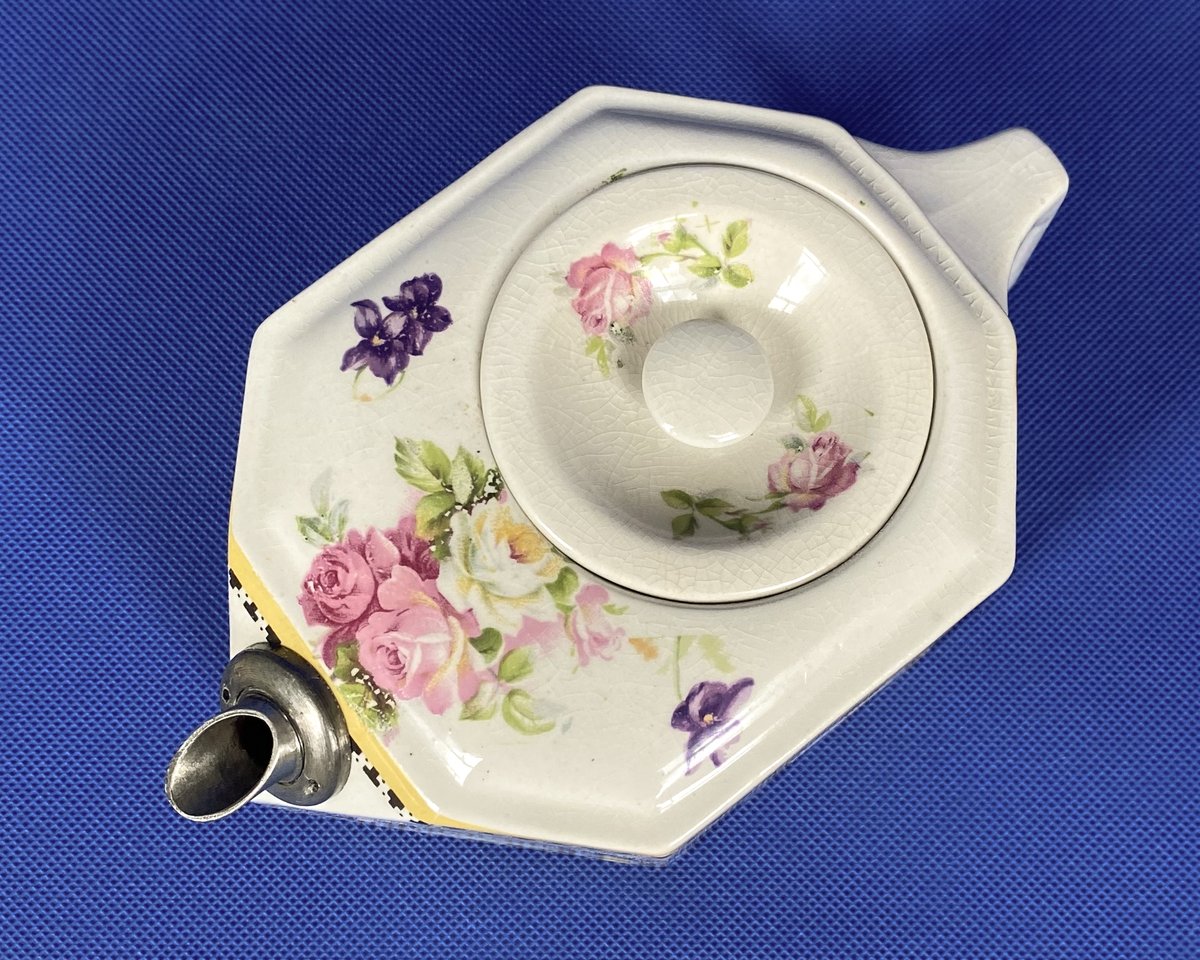 PriddeyCat's tweet image. I do have a thing about unusual teapots. Like this stunning little Art Deco GM Creyke octagonal teapot with a pewter spout and recessed lid. With dainty transfer-printed floral decorations. 1 pint capacity. Registered design 1922.
etsy.me/3QnyJZ9
#teapots #artdeco #pewter