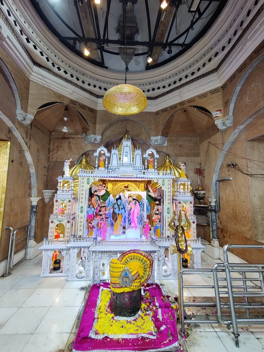 SbpTemple's tweet photo. *श्री बाबूलनाथ मंदिर*
*अधिक मास श्रावण घी पूजा*
*दि : ३१/०७/२०२३*
*आज का श्रृंगार  ( ११वी घी पूजा )*
*|| माता अन्नपूर्णा द्वारा शिवजी को अन्नदान ||* https://t.co/aE1spJjDEh