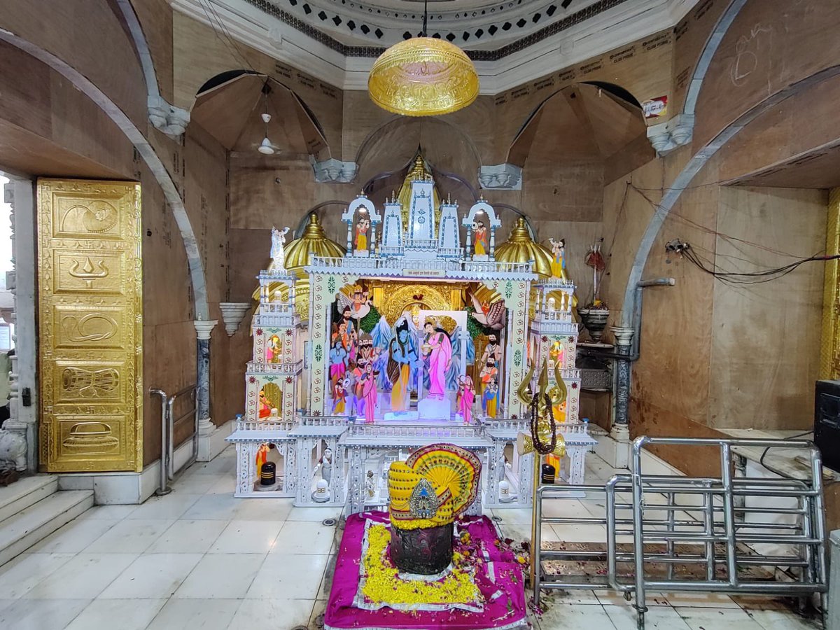 SbpTemple's tweet photo. *श्री बाबूलनाथ मंदिर*
*अधिक मास श्रावण घी पूजा*
*दि : ३१/०७/२०२३*
*आज का श्रृंगार  ( ११वी घी पूजा )*
*|| माता अन्नपूर्णा द्वारा शिवजी को अन्नदान ||* https://t.co/aE1spJjDEh