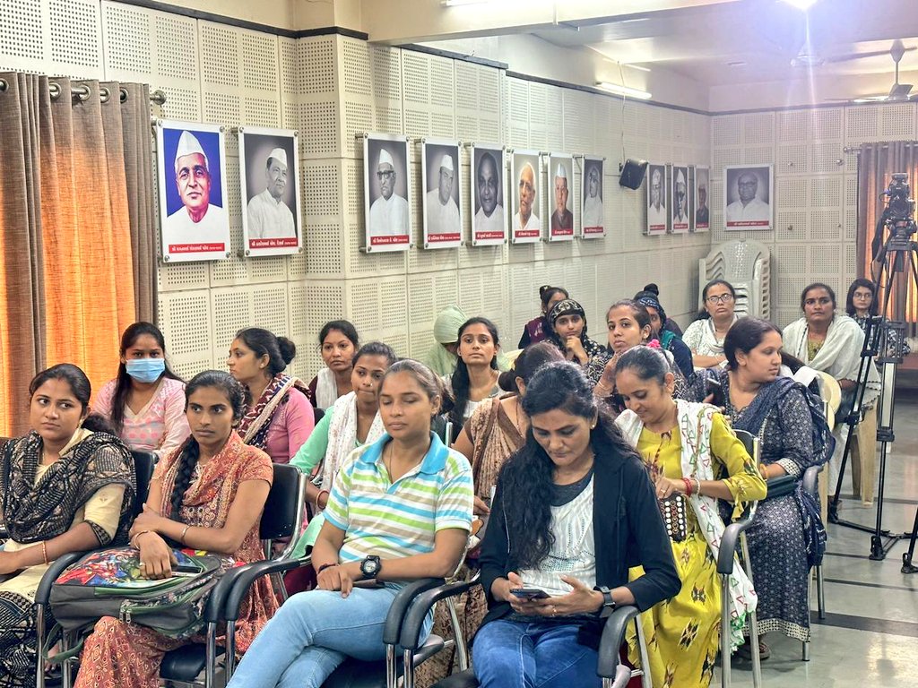 એલ.આર.ડી ભરતી ૨૦૧૮-૧૯ના પાસ થયેલ સફળ ઉમેદવારોના પ્રતિનિધિ મંડળે <a href="/INCGujarat/">Gujarat Congress</a> ને પોતાની ન્યાયીક રજુઆત કરી.

• ચૂંટણી પહેલા ઉમેદવારોને બાધા તોડાવી, પારણા કરાવી, <a href="/BJP4Gujarat/">BJP Gujarat</a> સરકાર દ્વારા નોકરીના વચન આપ્યા છતાં પણ તેઓ આજદિન સુધી નોકરીથી વંચિતઃ