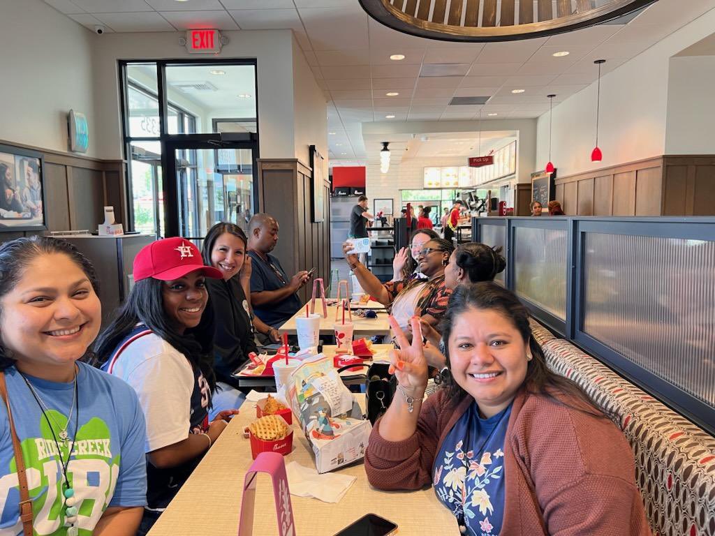 YoungMayes19's tweet photo. The team that eats together, stays together! 

#TeamRCE2324 https://t.co/MJlKdrP2nh