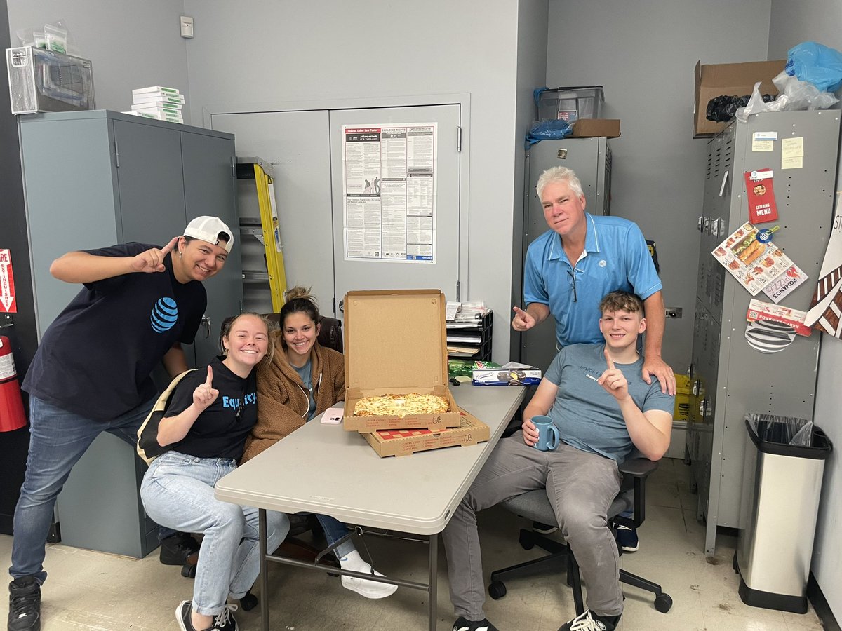 An end of month pizza is the pizza for you &amp; me! 🎶

Had to treat my reps to some Olive Oils pizza for absolutely CRUSHING the month of July! 🥇🧨👏🏼

7 down, 5 to go!! Time to turn up the heat and get it poppin’ 🌡️