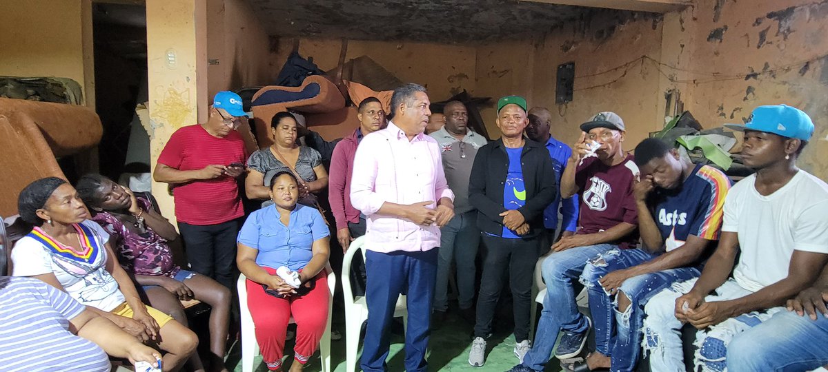 CarlosOAlcalde's tweet photo. ¡No existe límite para todo lo que se puede lograr en equipo!

Productivo encuentro encabezado por nuestro coordinador Lebrón en el batey estrella de Guaricanos, donde pudimos presentar nuestro proyecto a la Alcaldía.

#CarlosOrtizAlcalde #SantoDomingoNorte #Guaricanos https://t.co/c2WeJ8rFWT