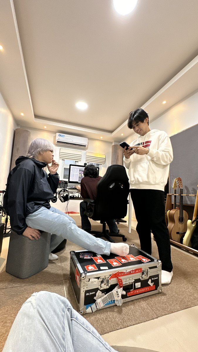 carlguevarra09's tweet photo. The thinker, the doer and the networker. Cant imagine my life without you boys. Happy 8 years to 𝐭𝐡𝐞 𝐣𝐮𝐚𝐧𝐬.

Maligayang KaaraJUAN
@TheJuans_BAND 
#TheJuansToInfin8yAndBeyond https://t.co/MVU84FplPP