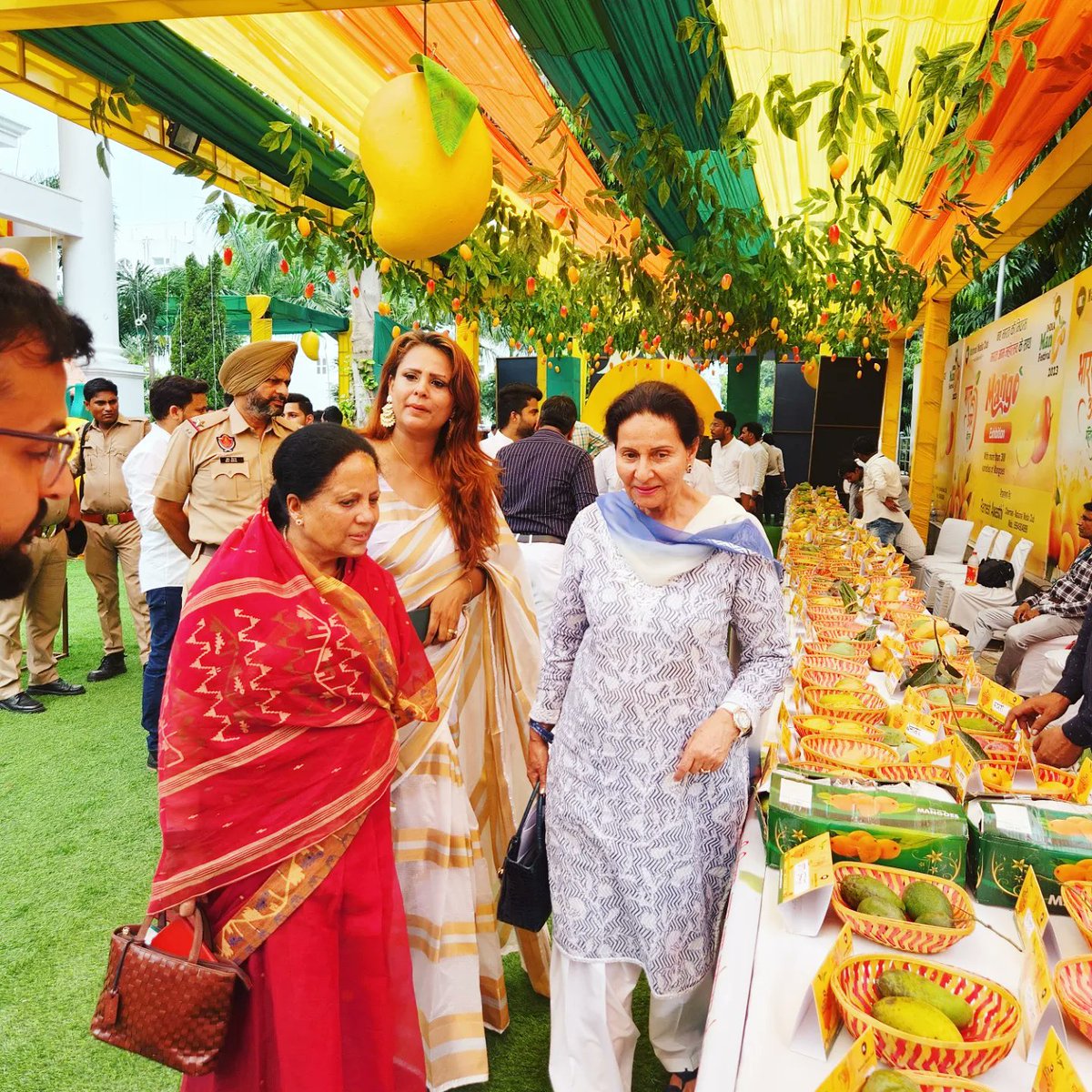 nishaasingh8130's tweet photo. Ladies full of strength and power #mangofest #Politics #Congress #XTwitter 
@virbhadrasingh 
@preneet_kaur https://t.co/9LSOFiMoii