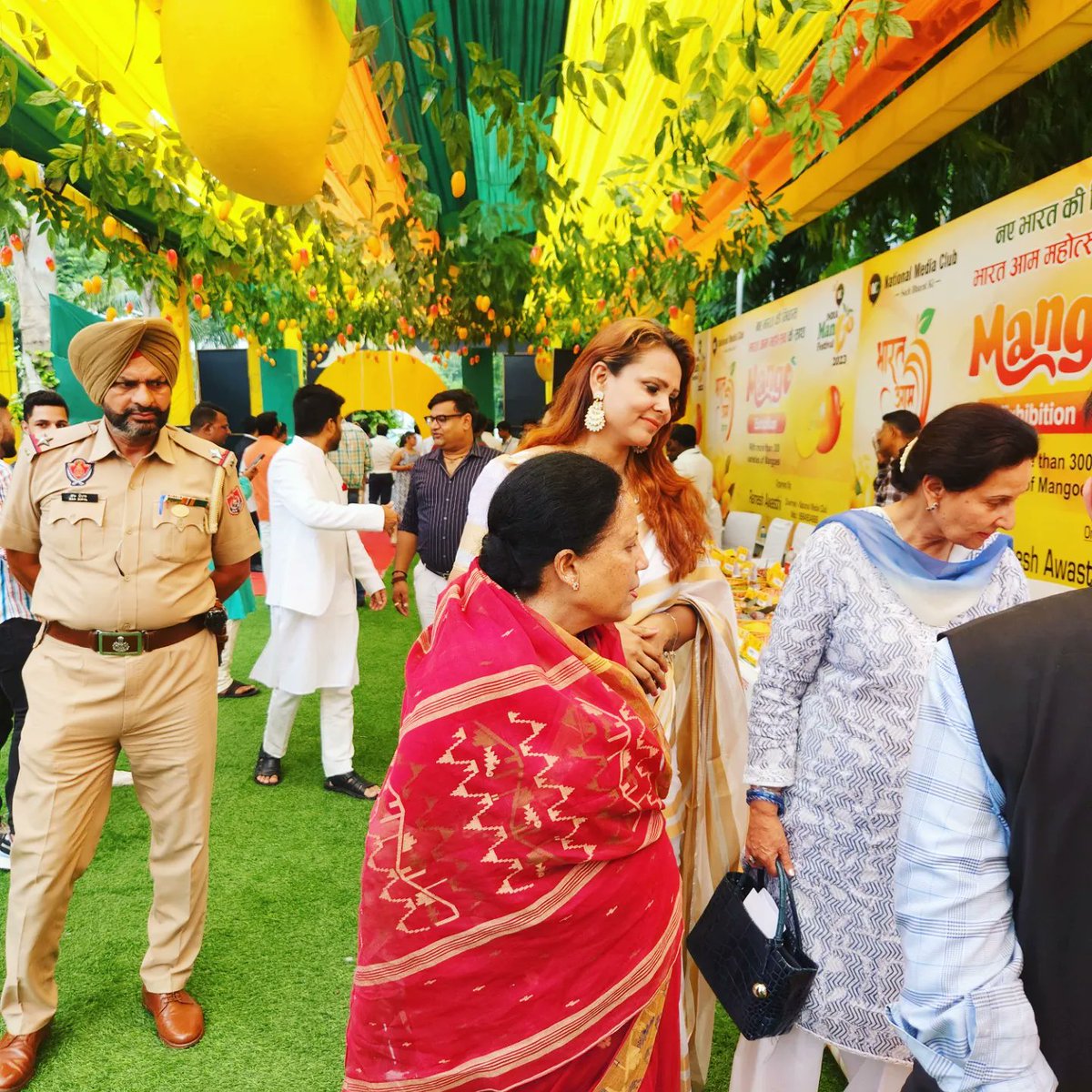nishaasingh8130's tweet photo. Ladies full of strength and power #mangofest #Politics #Congress #XTwitter 
@virbhadrasingh 
@preneet_kaur https://t.co/9LSOFiMoii