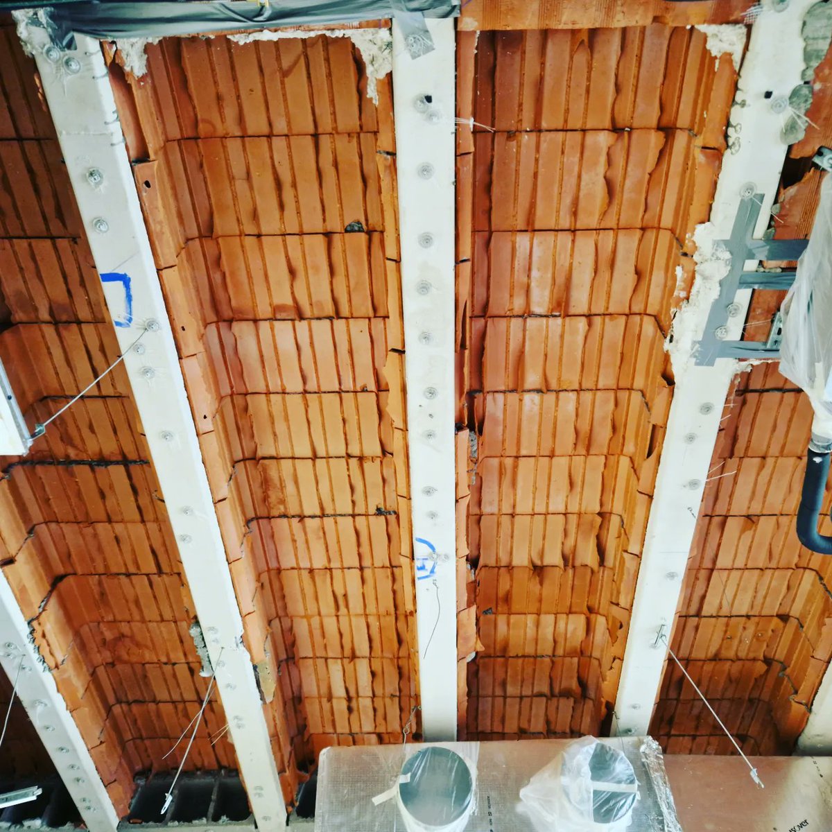 gainza_e's tweet photo. Hoy, uno de nuestros equipos ha estado en estas oficinas en el Soto de la Moraleja. Con este trabajo hemos conseguido mejorar la seguridad estructural del techo así como aislar termicamente toda la planta. #poliuretanoproyectado #aislamiento #bovedillas #poliuretano https://t.co/2NGLNFChbI