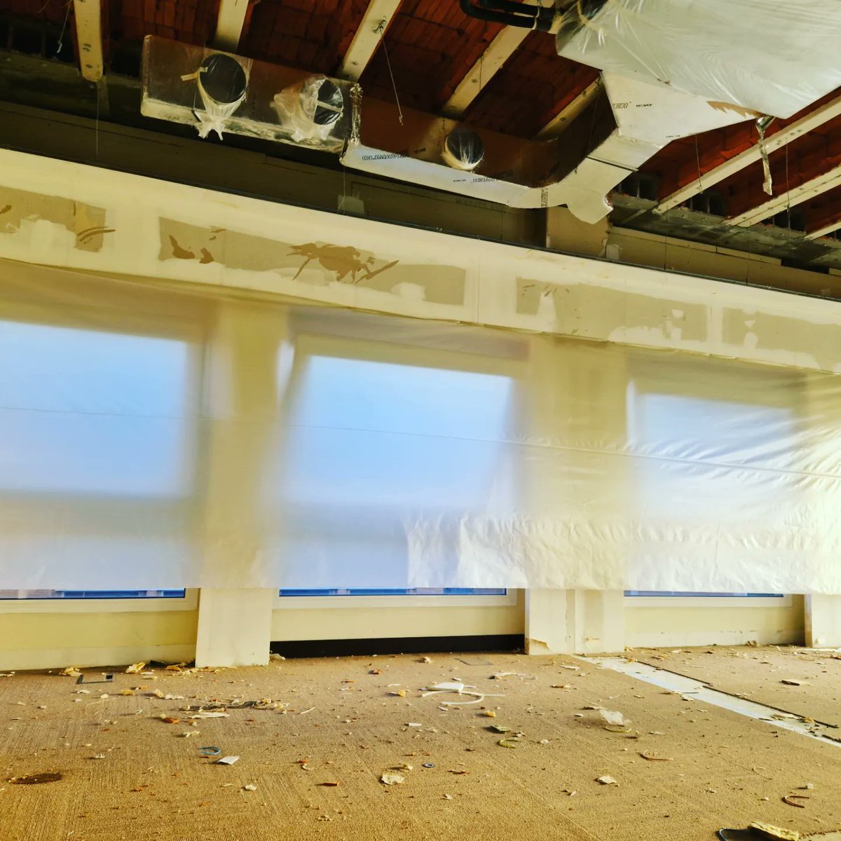 gainza_e's tweet photo. Hoy, uno de nuestros equipos ha estado en estas oficinas en el Soto de la Moraleja. Con este trabajo hemos conseguido mejorar la seguridad estructural del techo así como aislar termicamente toda la planta. #poliuretanoproyectado #aislamiento #bovedillas #poliuretano https://t.co/2NGLNFChbI