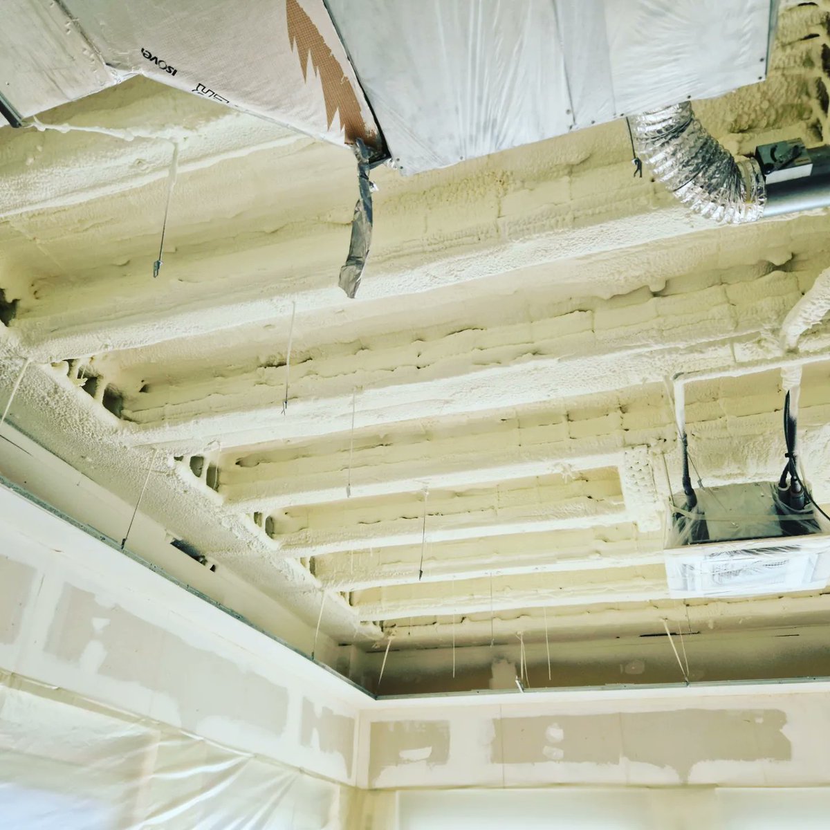 gainza_e's tweet photo. Hoy, uno de nuestros equipos ha estado en estas oficinas en el Soto de la Moraleja. Con este trabajo hemos conseguido mejorar la seguridad estructural del techo así como aislar termicamente toda la planta. #poliuretanoproyectado #aislamiento #bovedillas #poliuretano https://t.co/2NGLNFChbI