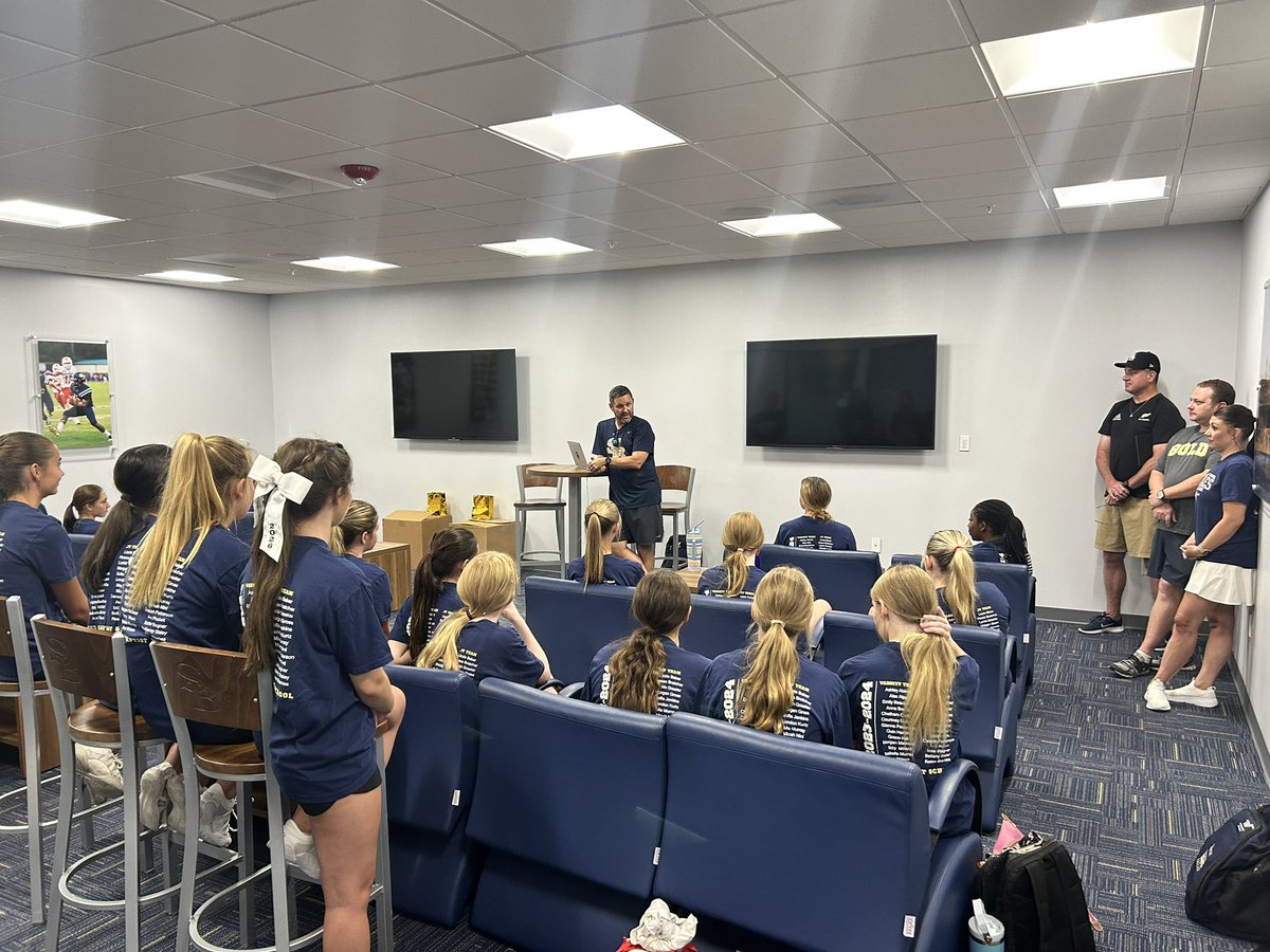 mawalker_MPCAD's tweet photo. Head Football Coach - Coach @CoachBrydon encouraging our JV &amp; Varsity Cheer girls on Day 1 of Eagle Week! 

“Y’all are important and thanks for what you do to add value to our school” 

#OurSBS #SoarEagle #EagleWeek https://t.co/0xH3RnSGdw