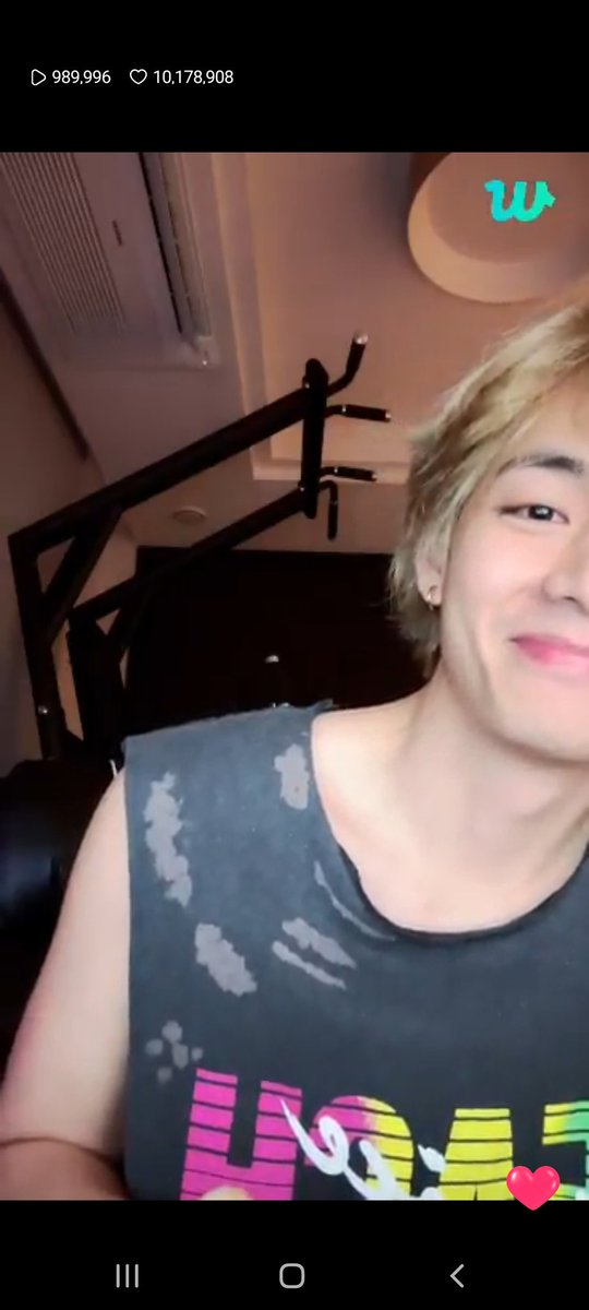 Vtaetaaee's tweet photo. TAEHYUNG is LIVE  but he ended it so soon. 😂😭😭 https://t.co/wUoMqTQSok