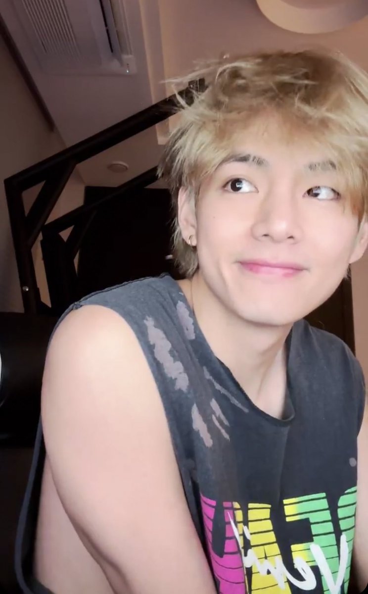 taehyvngpics's tweet photo. OMG TAEHYUNG IS SO BEAUTIFUL https://t.co/NwSgWpf9zK