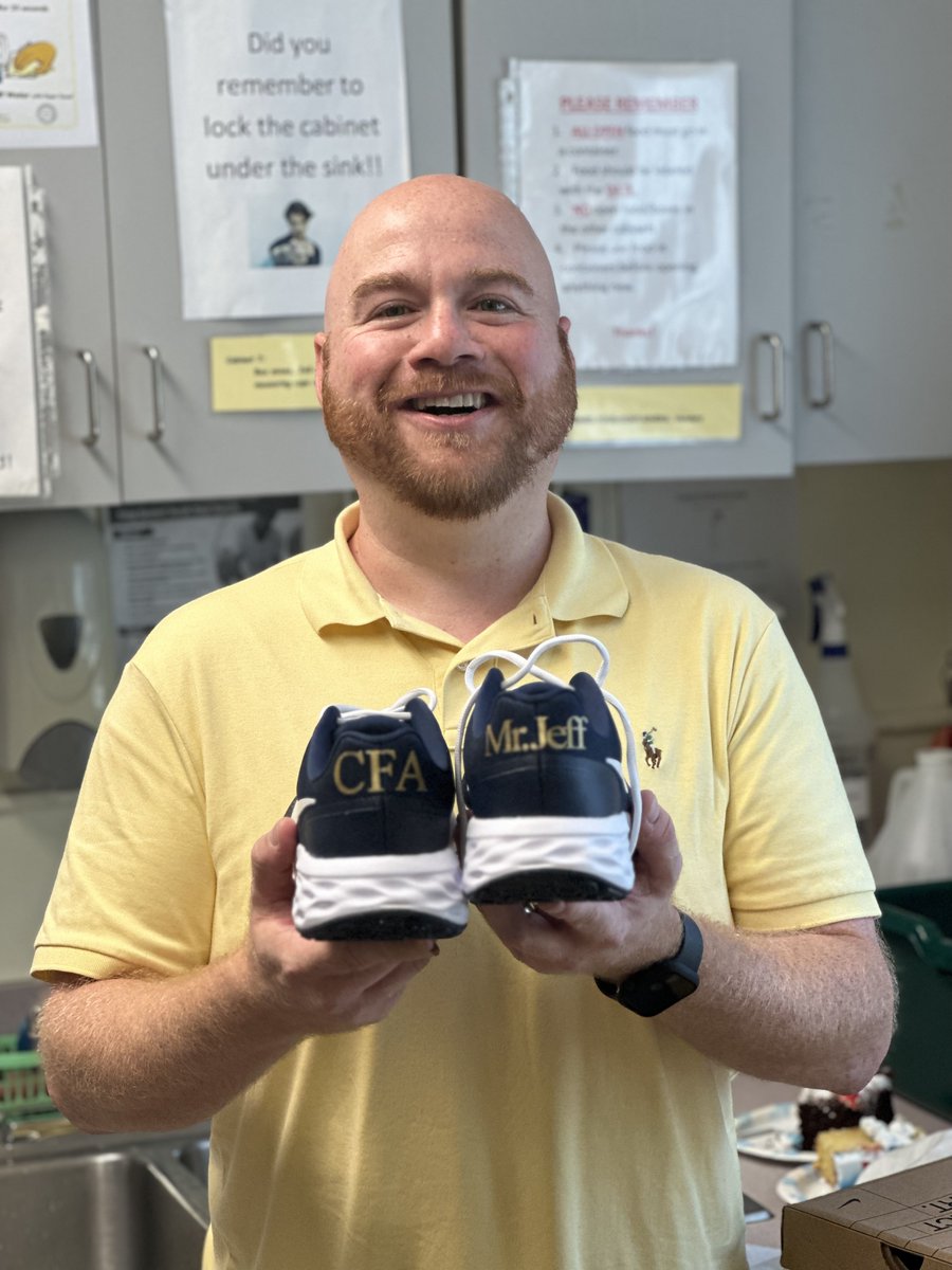 ChildFamilyCT's tweet photo. On Friday, we celebrated a CFA legend, Jeff Nicholas, site manager of the New London Day Nursery, who begins a new journey as Director of the before-school, after-school, and summer programs for Groton Public Schools. Join us in wishing Jeff all the best on this next adventure!! https://t.co/GJbIt4Fa1S