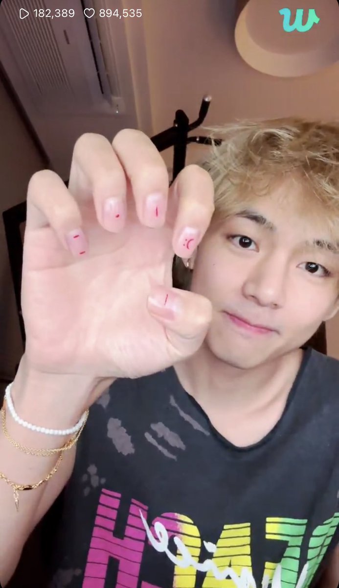 taehyvngpics's tweet photo. Look his pretty nails 🥹 https://t.co/NVi40OAZYL